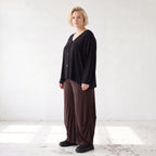 Fliessende Ballonhose in Dunkelbraun aus softem Slinky Stretch mit weitem Bein bequem