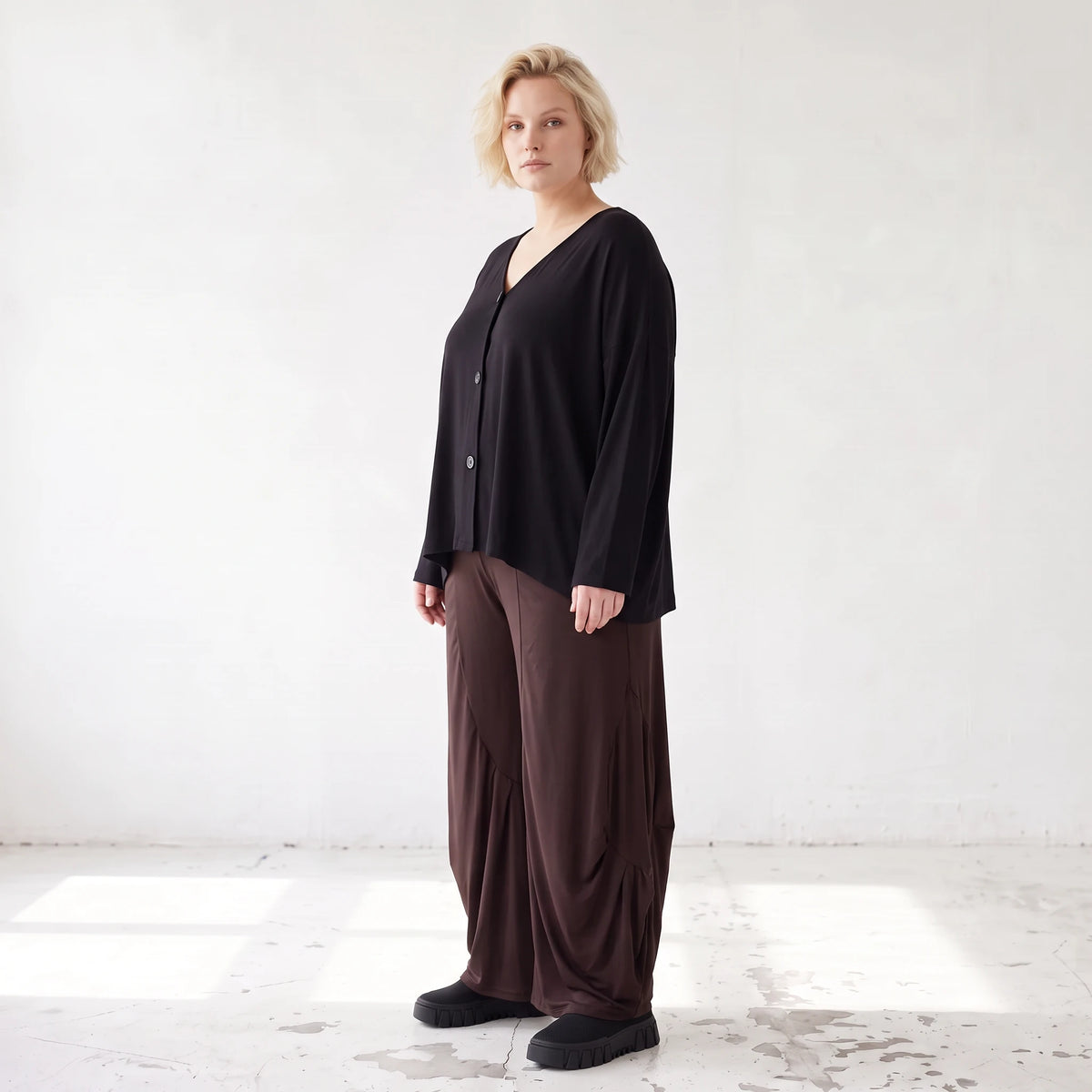 Fliessende Ballonhose in Dunkelbraun aus softem Slinky Stretch mit weitem Bein bequem