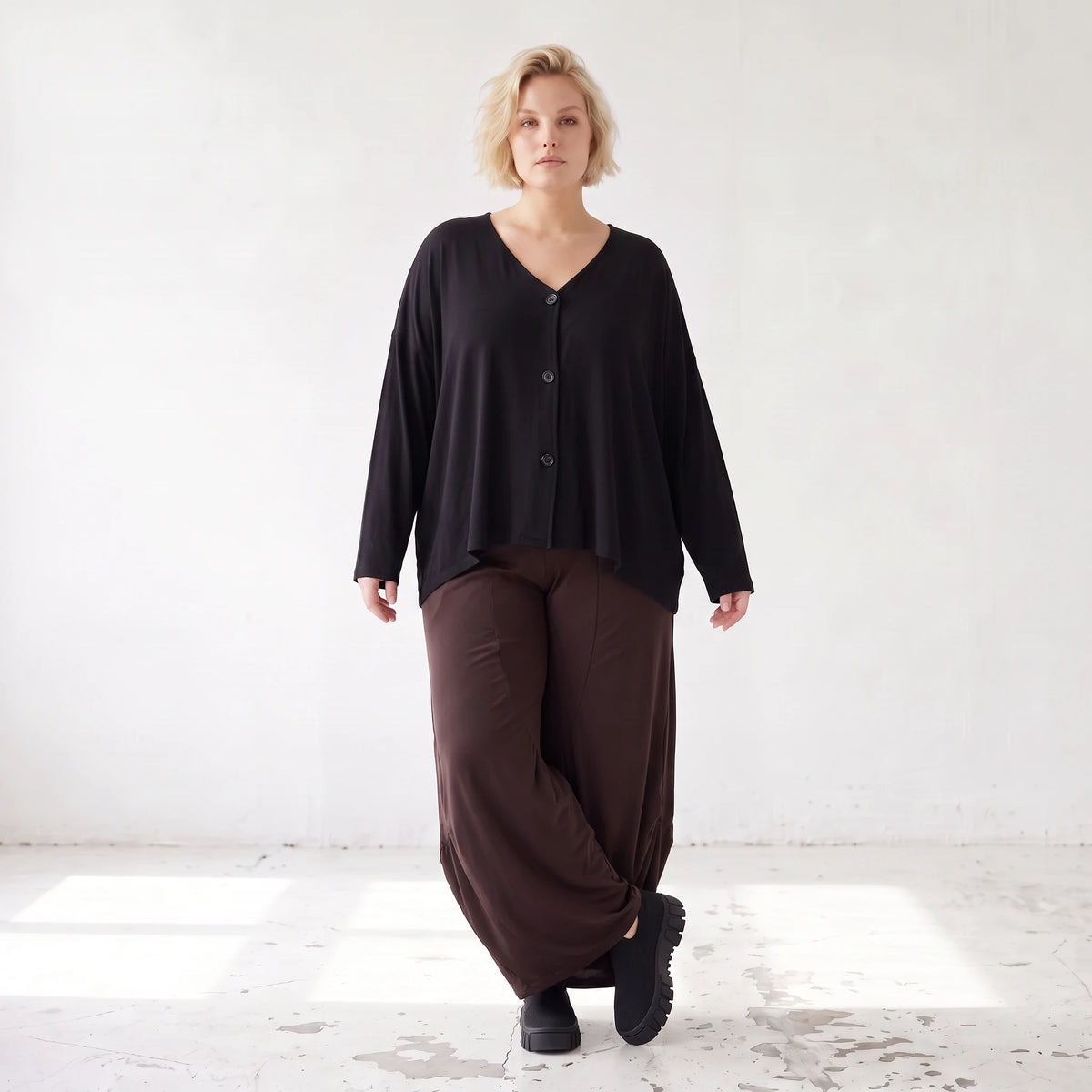 Fliessende Ballonhose in Dunkelbraun aus softem Slinky Stretch mit weitem Bein bequem