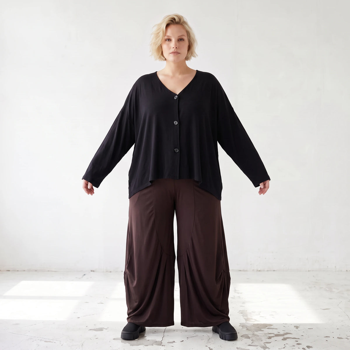 Fliessende Ballonhose in Dunkelbraun aus softem Slinky Stretch mit weitem Bein bequem