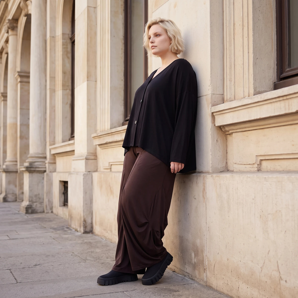 Fliessende Ballonhose in Dunkelbraun aus softem Slinky Stretch mit weitem Bein bequem