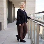 Fliessende Ballonhose in Dunkelbraun aus softem Slinky Stretch mit weitem Bein bequem