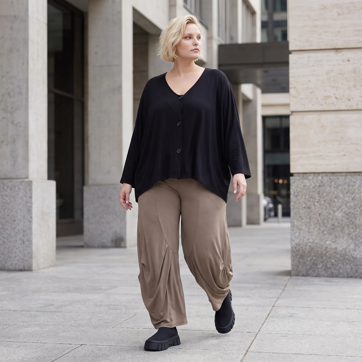 Ballonhose in Camel aus Slinkystoff mit Stretch in weiter Form für Alltag und Büro Look