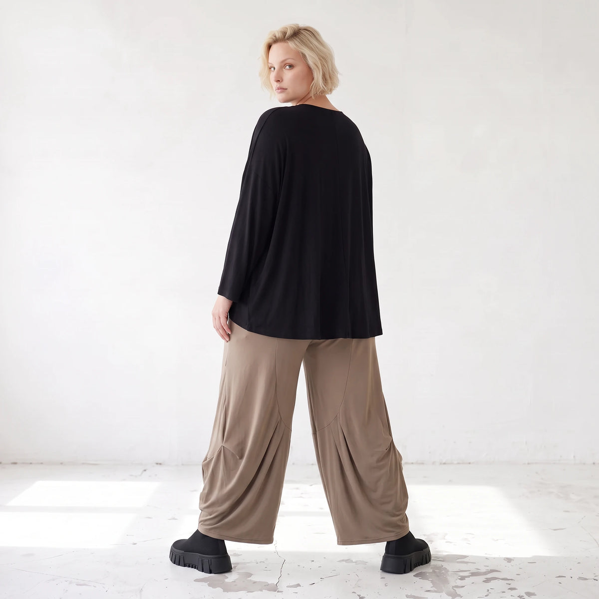 Ballonhose in Camel aus Slinkystoff mit Stretch in weiter Form für Alltag und Büro Look