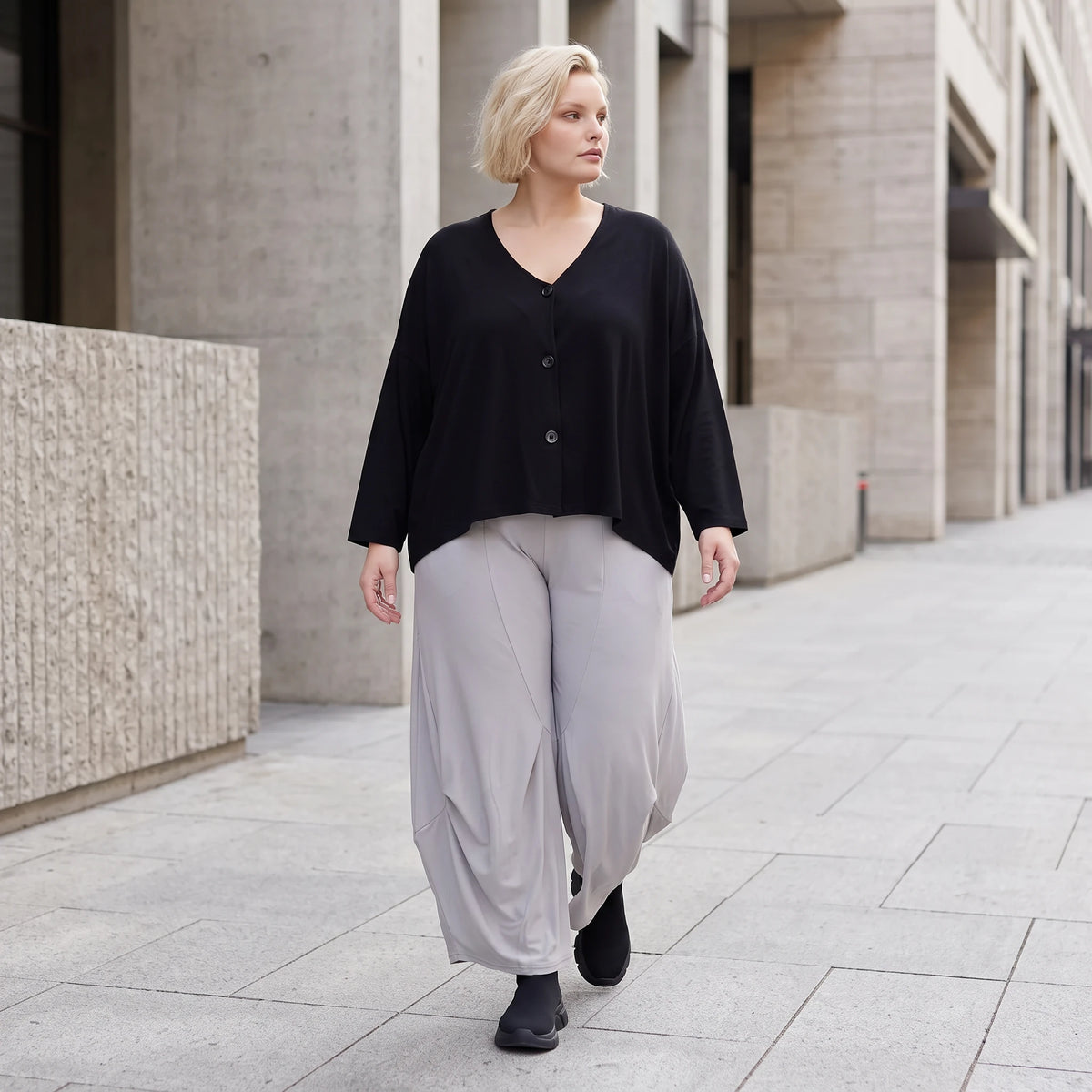Silbergraue Ballonhose aus Slinkystoff mit weitem Bein Elastikbund und Flügeltaschen
