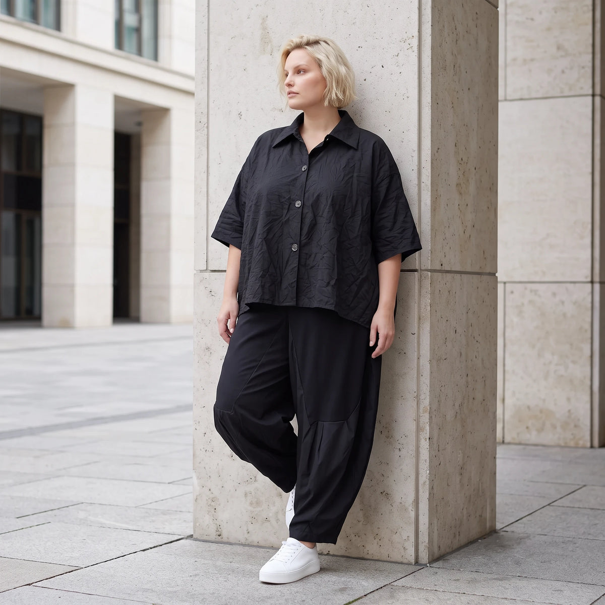 Leichte Sommerbluse im Crashlook aus Popeline mit Hemdkragen und gerundetem Schnitt