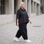 Leichte Sommerbluse im Crashlook aus Popeline mit Hemdkragen und gerundetem Schnitt