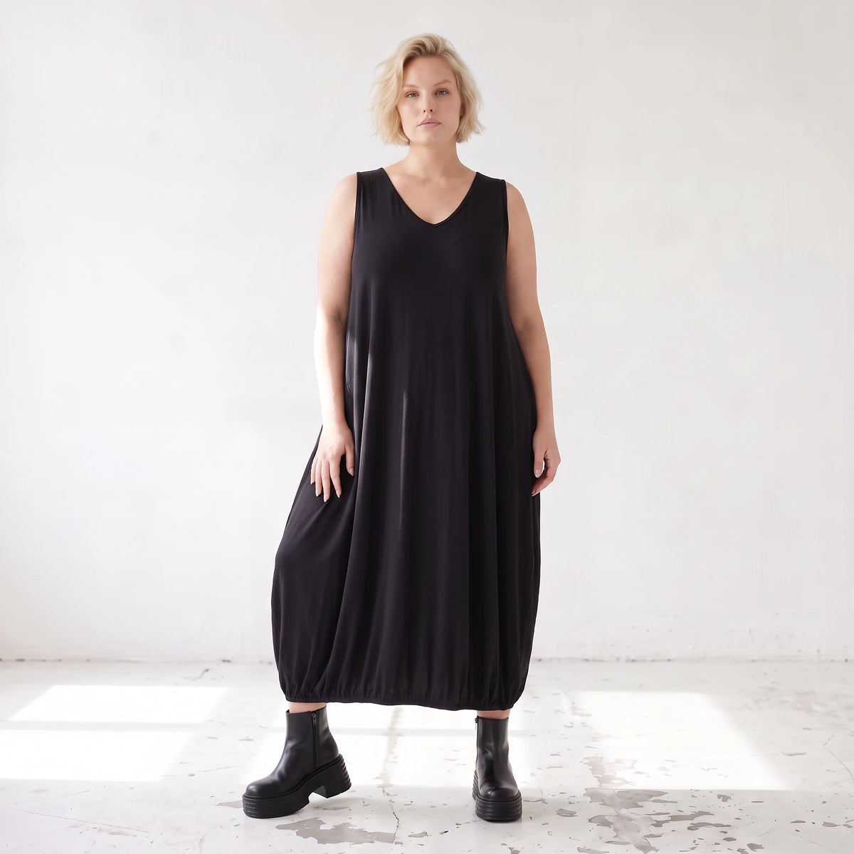 Ärmelloses Ballonkleid aus weichem Jersey mit V-Ausschnitt und elastischem Gummisaum