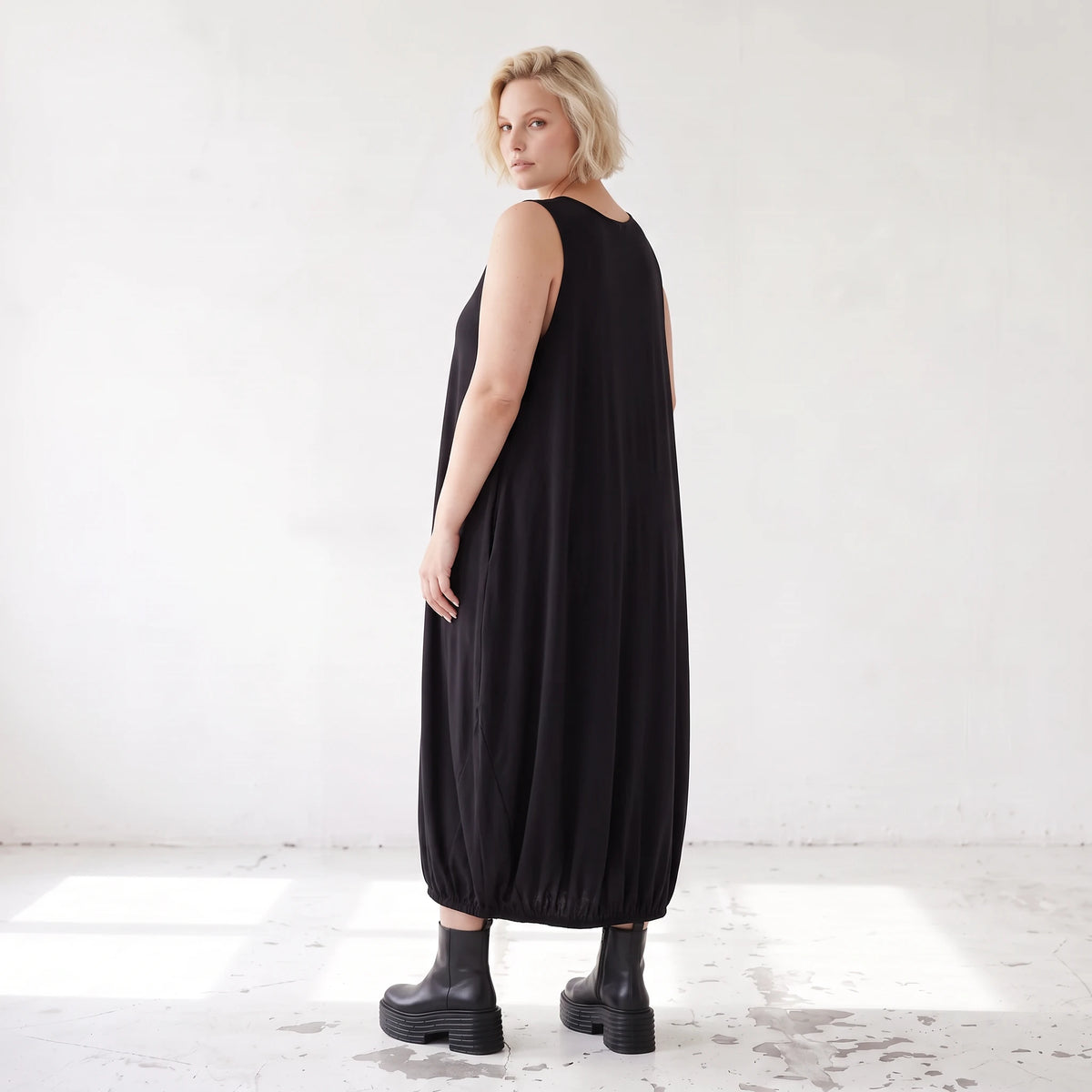 Ärmelloses Ballonkleid aus weichem Jersey mit V-Ausschnitt und elastischem Gummisaum