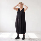 Ärmelloses Ballonkleid aus weichem Jersey mit V-Ausschnitt und elastischem Gummisaum