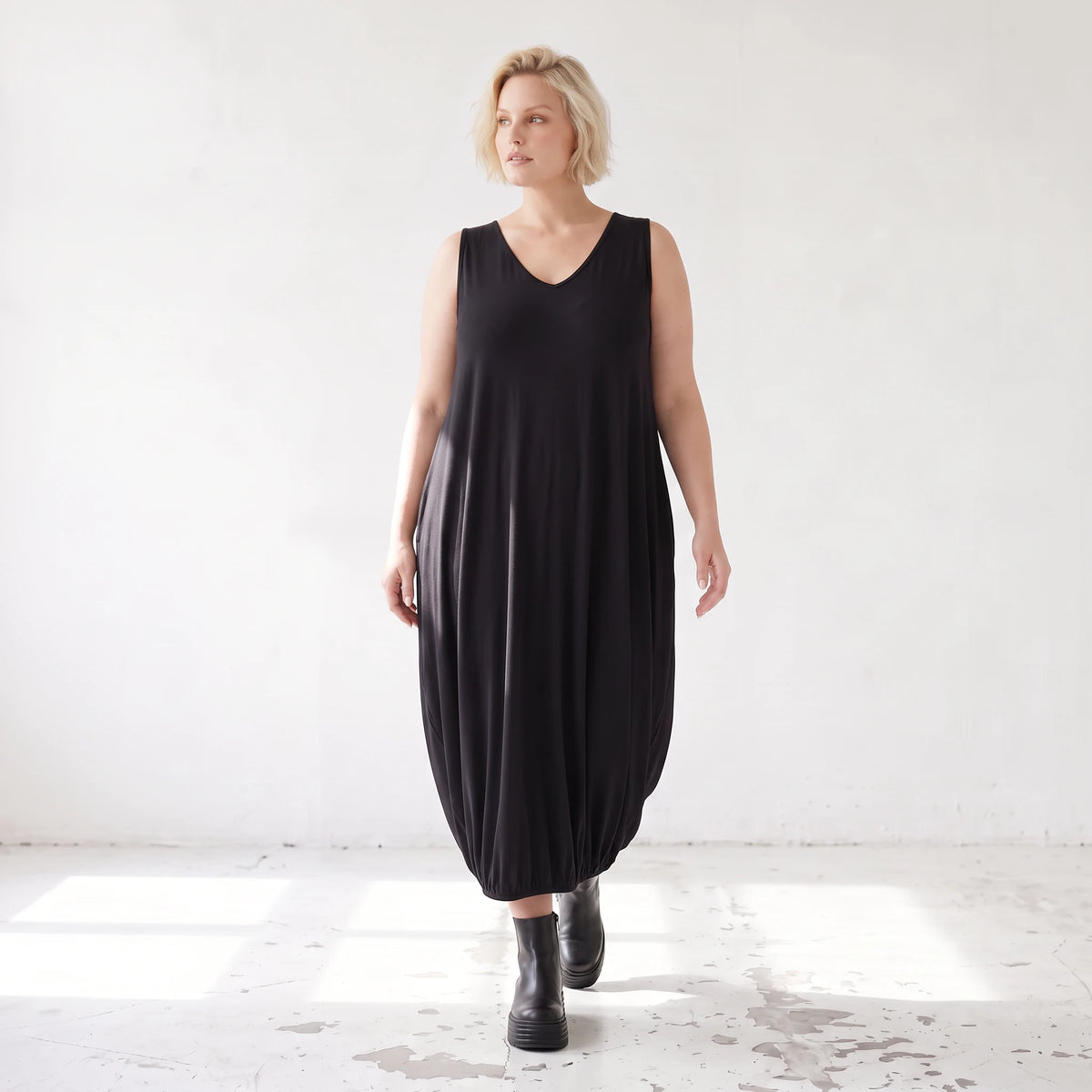Ärmelloses Ballonkleid aus weichem Jersey mit V-Ausschnitt und elastischem Gummisaum