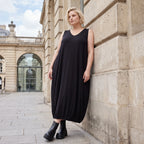 Ärmelloses Ballonkleid aus weichem Jersey mit V-Ausschnitt und elastischem Gummisaum