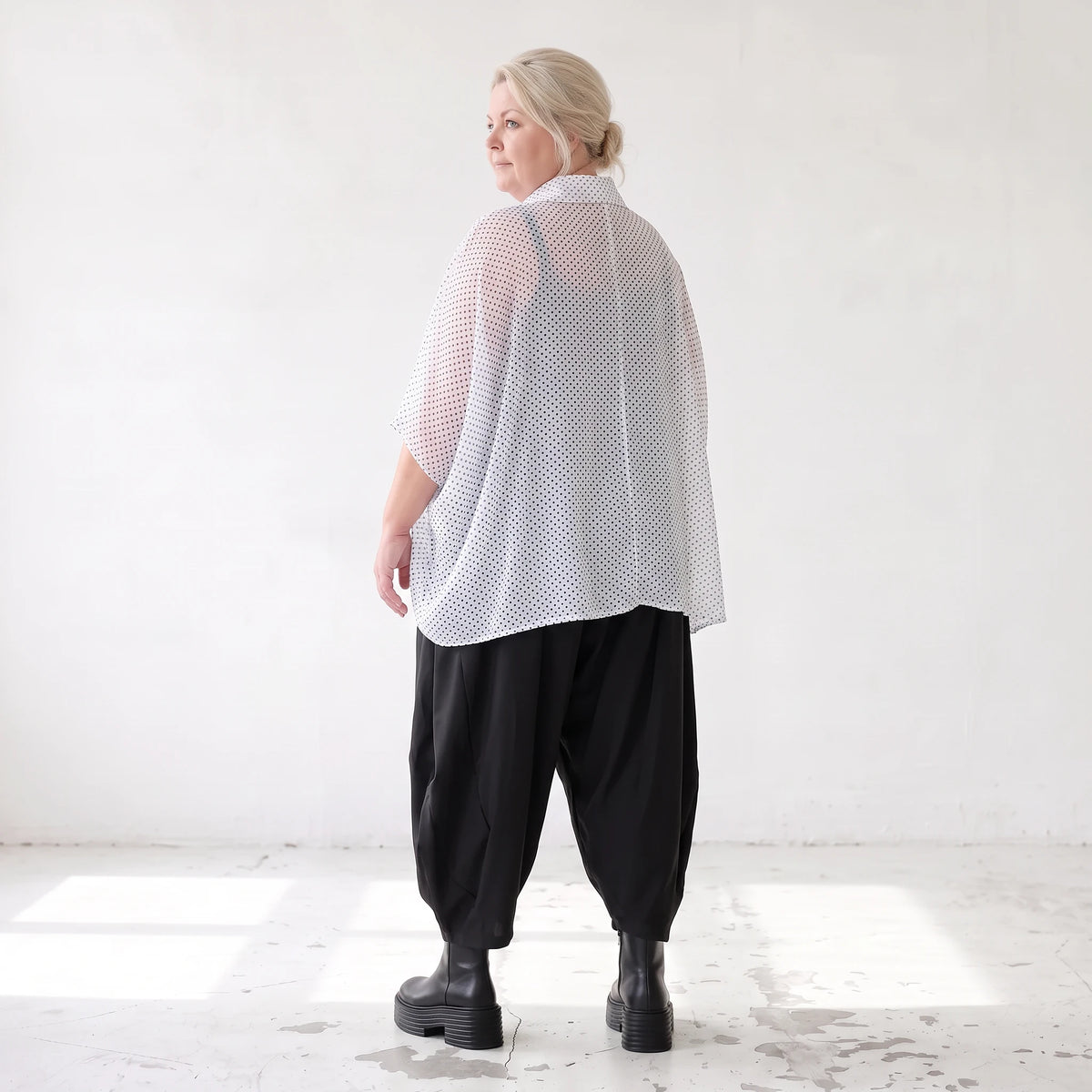 Chiffonbluse in Schwarz/Weiß mit Hemdkragen und gerundetem Saum luftig elegant sommerlich