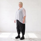 Chiffonbluse in Schwarz/Weiß mit Hemdkragen und gerundetem Saum luftig elegant sommerlich