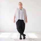 Chiffonbluse in Schwarz/Weiß mit Hemdkragen und gerundetem Saum luftig elegant sommerlich