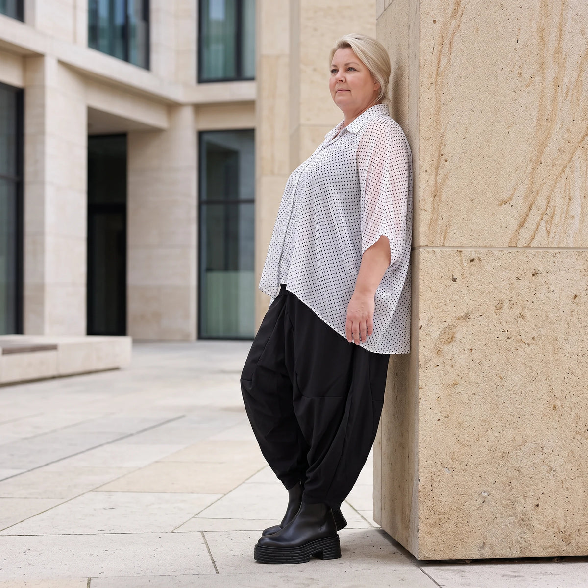 Chiffonbluse in Schwarz/Weiß mit Hemdkragen und gerundetem Saum luftig elegant sommerlich