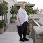 Chiffonbluse in Schwarz/Weiß mit Hemdkragen und gerundetem Saum luftig elegant sommerlich