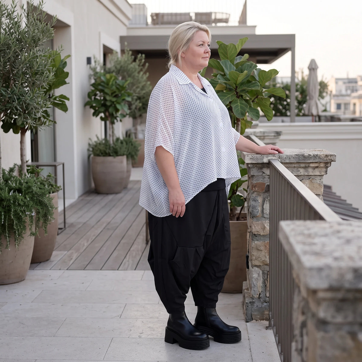 Chiffonbluse in Schwarz/Weiß mit Hemdkragen und gerundetem Saum luftig elegant sommerlich