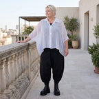 Chiffonbluse in Schwarz/Weiß mit Hemdkragen und gerundetem Saum luftig elegant sommerlich