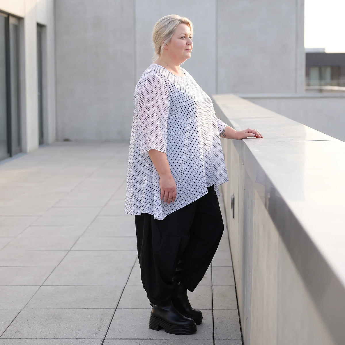 Leichtes Chiffonshirt in Weiss mit Rundhalsausschnitt 3/4-Arm und transparenter A-Linie