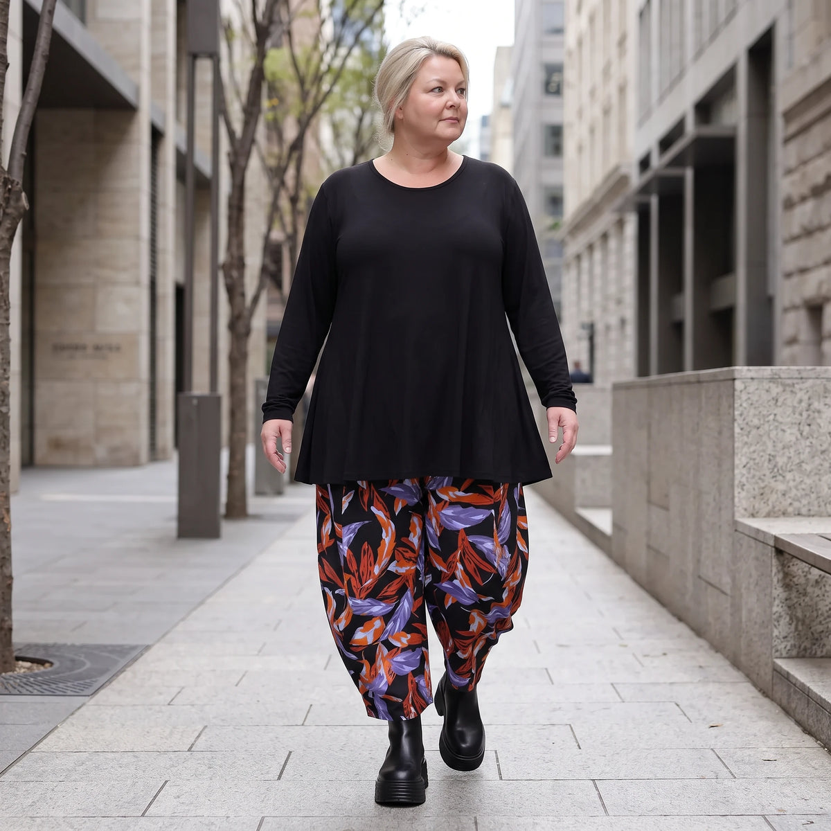 Schwarze Ballonhose aus Romanitjersey mit weitem Bein und Elasthan für lässigen Komfort