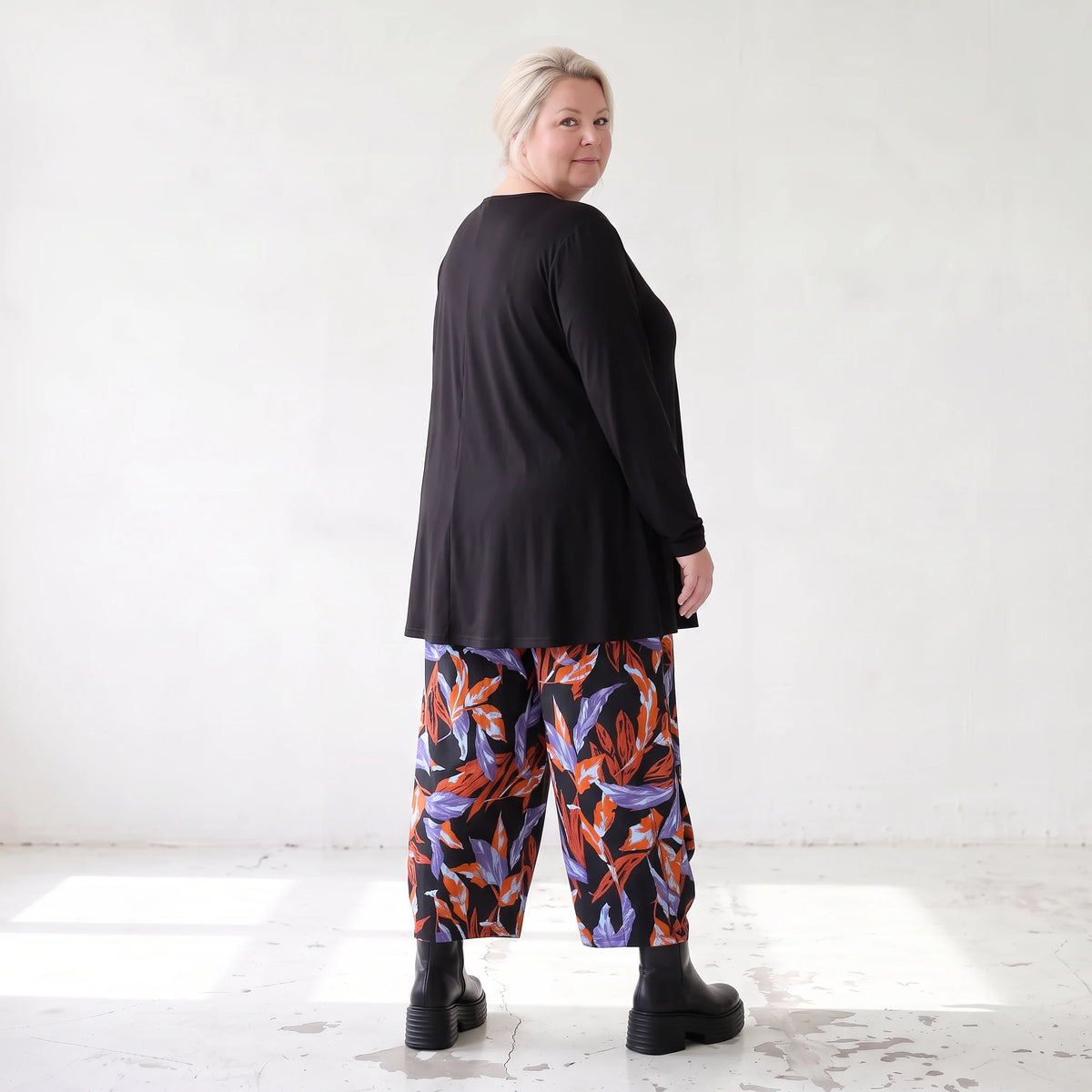 Schwarze Ballonhose aus Romanitjersey mit weitem Bein und Elasthan für lässigen Komfort