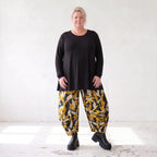 Ballonhose aus dehnbarem Romanit Jersey in Schwarz/Gelb mit weitem Hosenbein lässig