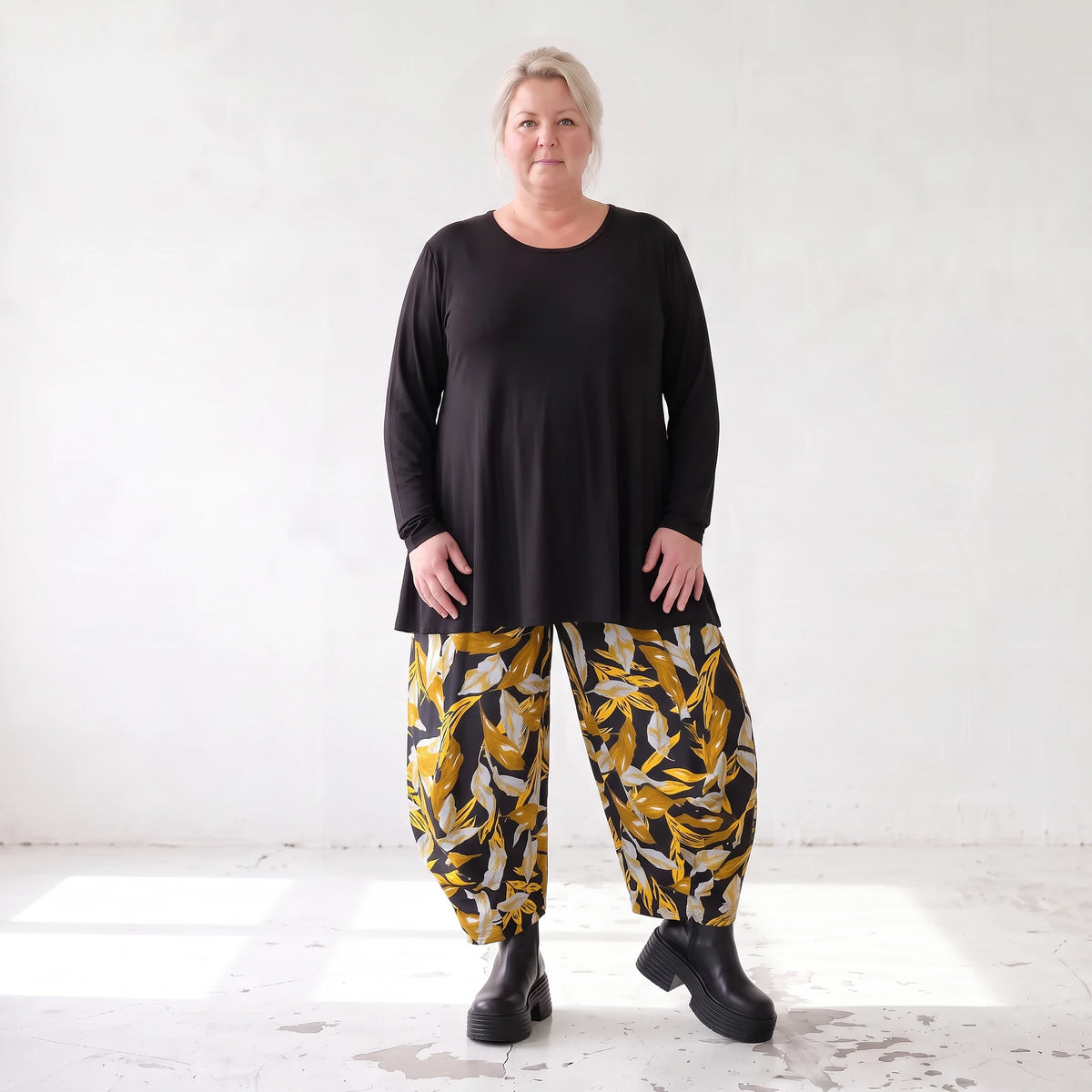 Ballonhose aus dehnbarem Romanit Jersey in Schwarz/Gelb mit weitem Hosenbein lässig