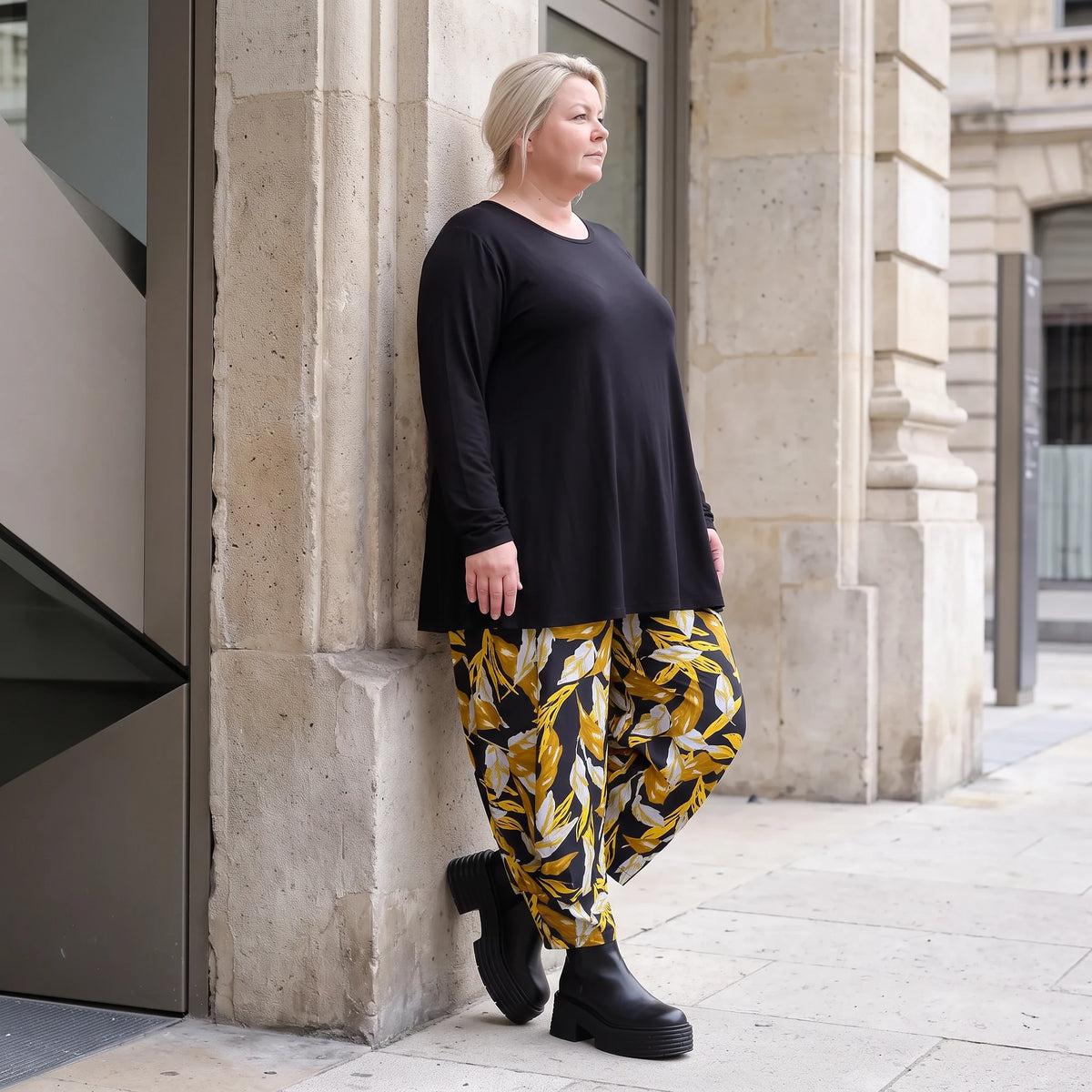Ballonhose aus dehnbarem Romanit Jersey in Schwarz/Gelb mit weitem Hosenbein lässig