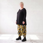 Ballonhose aus dehnbarem Romanit Jersey in Schwarz/Gelb mit weitem Hosenbein lässig