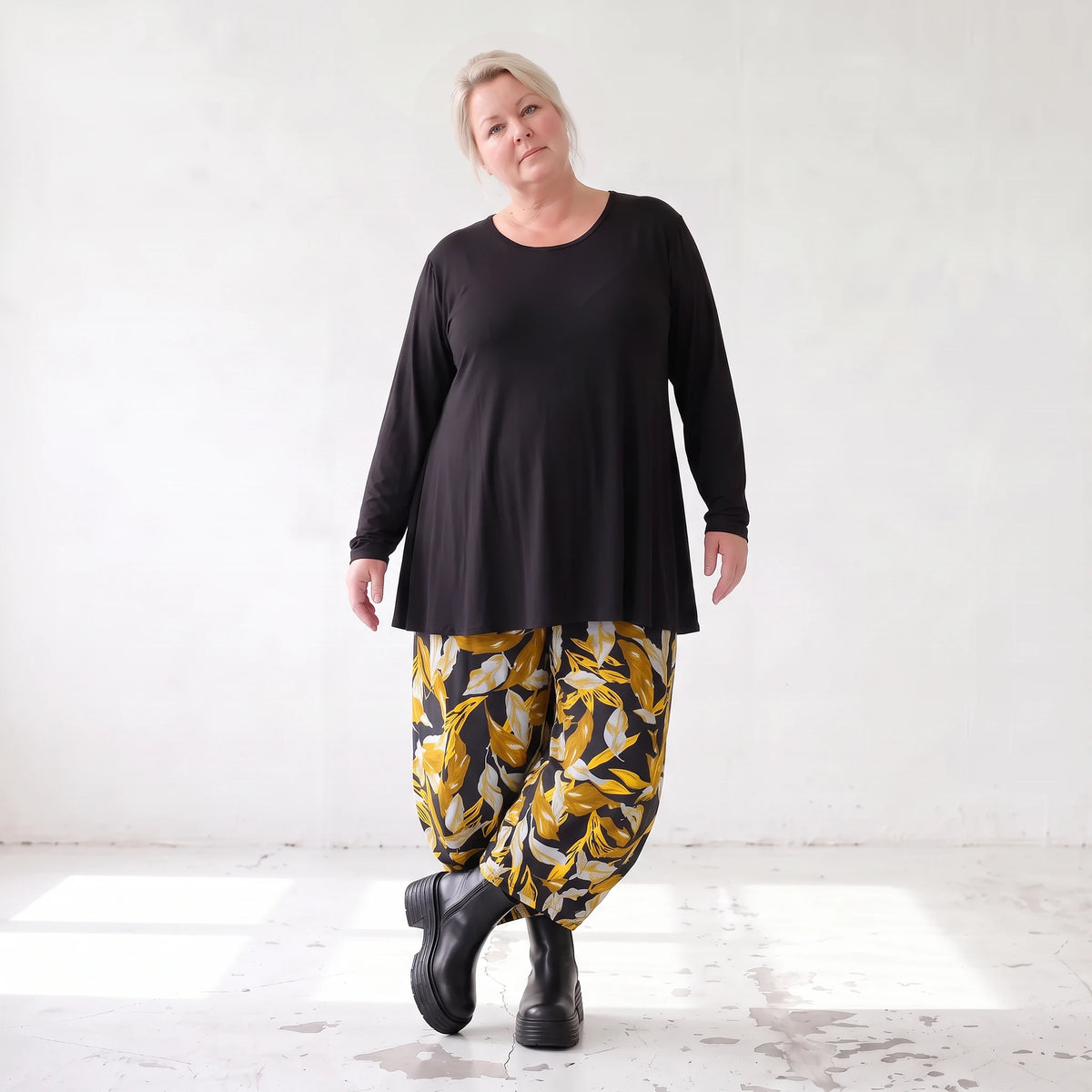 Ballonhose aus dehnbarem Romanit Jersey in Schwarz/Gelb mit weitem Hosenbein lässig