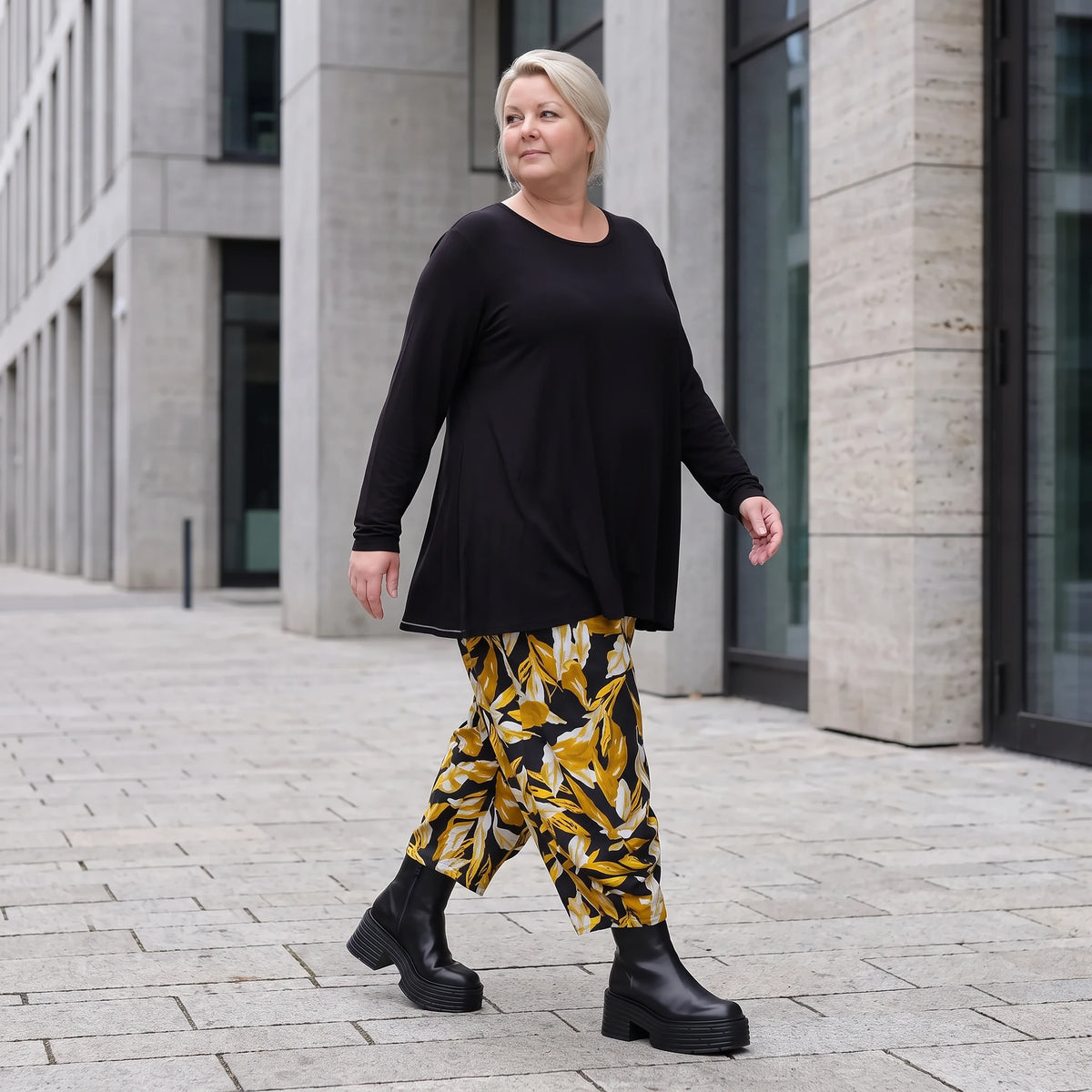 Ballonhose aus dehnbarem Romanit Jersey in Schwarz/Gelb mit weitem Hosenbein lässig