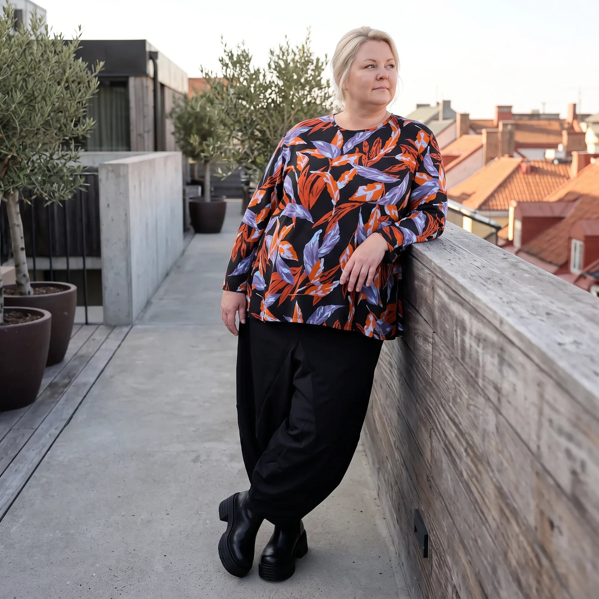 Langarmshirt aus Romanit Jersey in Schwarz/Orange mit Glockenschnitt pflegeleicht weich