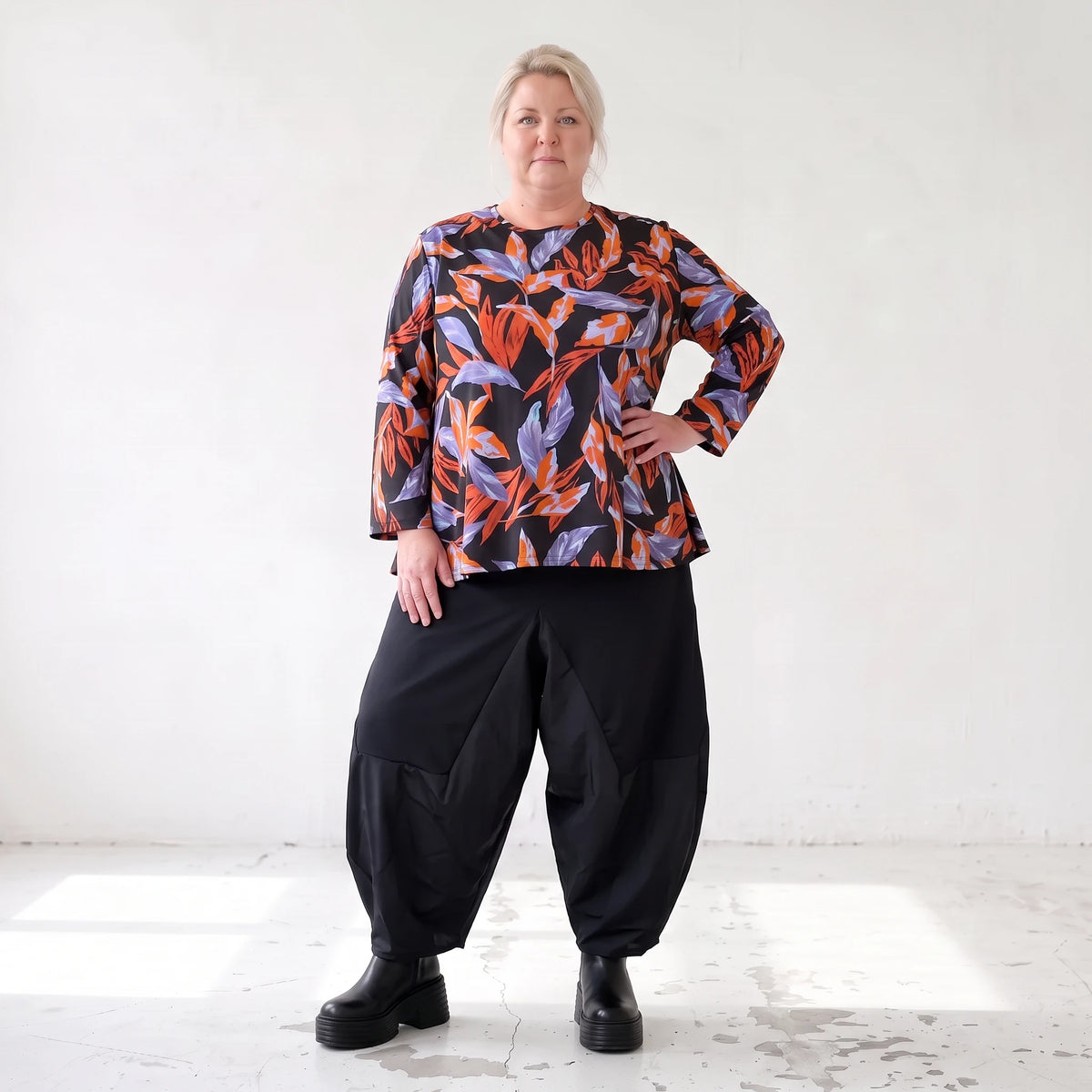 Langarmshirt aus Romanit Jersey in Schwarz/Orange mit Glockenschnitt pflegeleicht weich