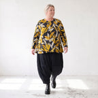 Langarmshirt in Schwarz/Gelb aus Romanit Jersey mit Rundhalsausschnitt in Glockenform