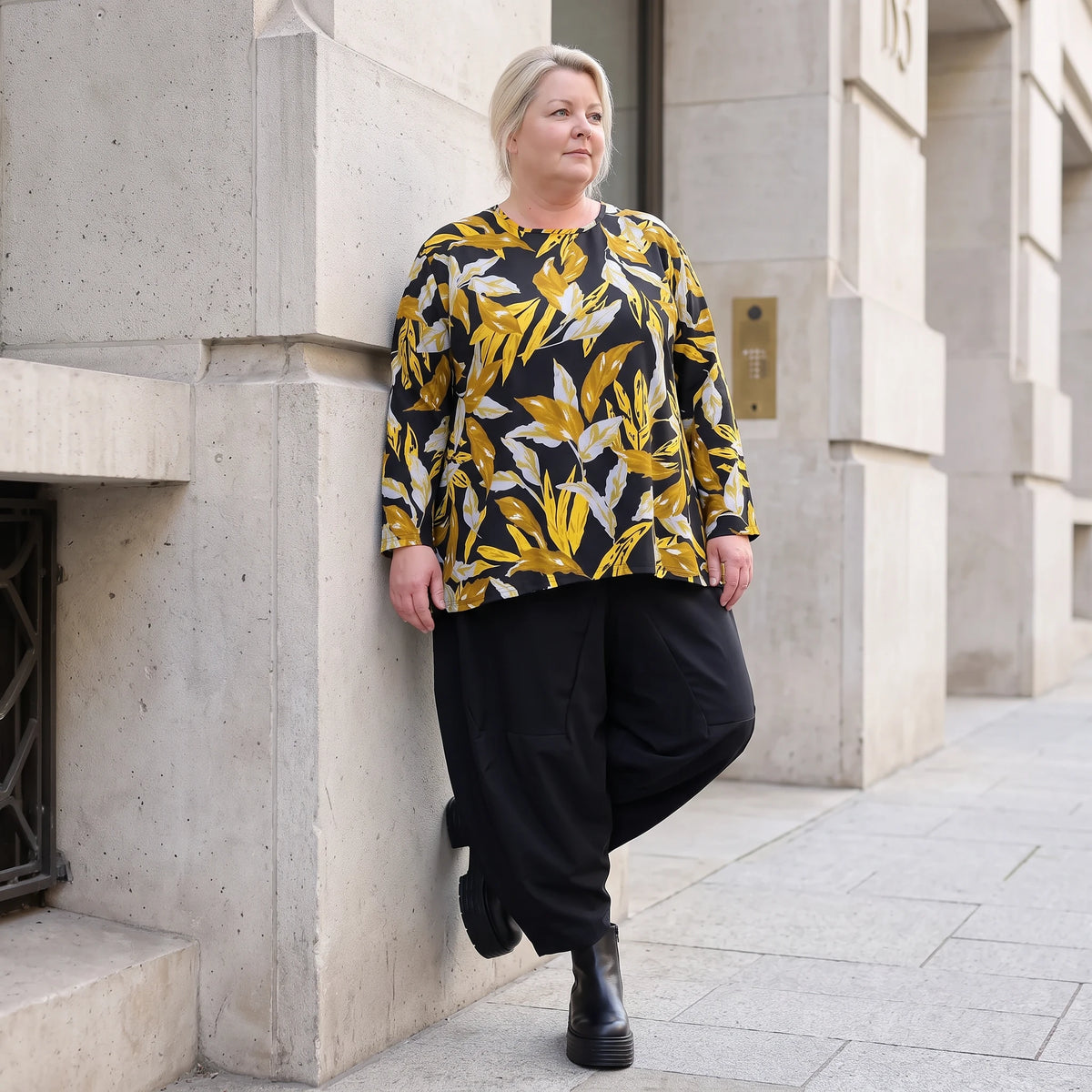 Langarmshirt in Schwarz/Gelb aus Romanit Jersey mit Rundhalsausschnitt in Glockenform