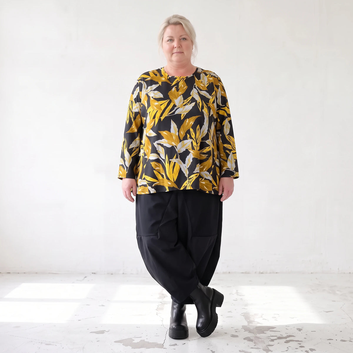Langarmshirt in Schwarz/Gelb aus Romanit Jersey mit Rundhalsausschnitt in Glockenform