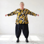 Langarmshirt in Schwarz/Gelb aus Romanit Jersey mit Rundhalsausschnitt in Glockenform