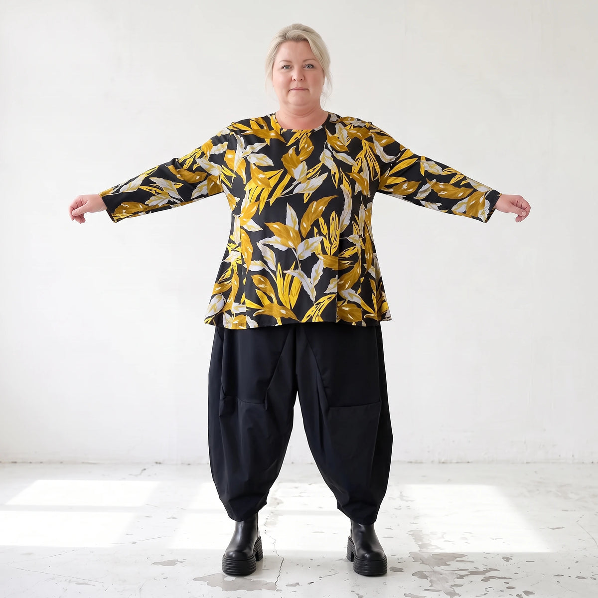 Langarmshirt in Schwarz/Gelb aus Romanit Jersey mit Rundhalsausschnitt in Glockenform