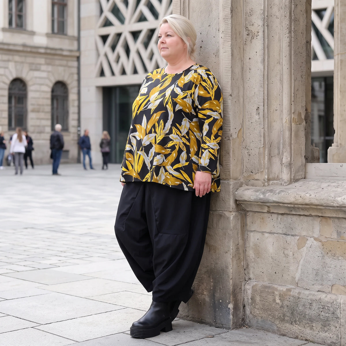 Langarmshirt in Schwarz/Gelb aus Romanit Jersey mit Rundhalsausschnitt in Glockenform