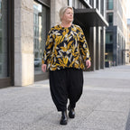 Langarmshirt in Schwarz/Gelb aus Romanit Jersey mit Rundhalsausschnitt in Glockenform