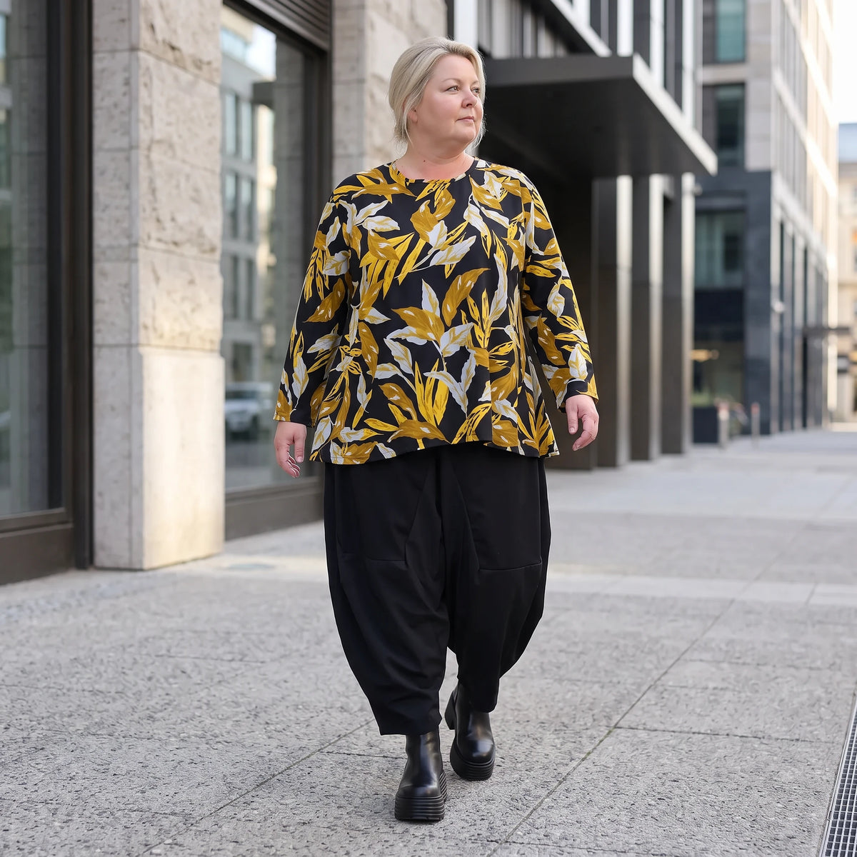 Langarmshirt in Schwarz/Gelb aus Romanit Jersey mit Rundhalsausschnitt in Glockenform