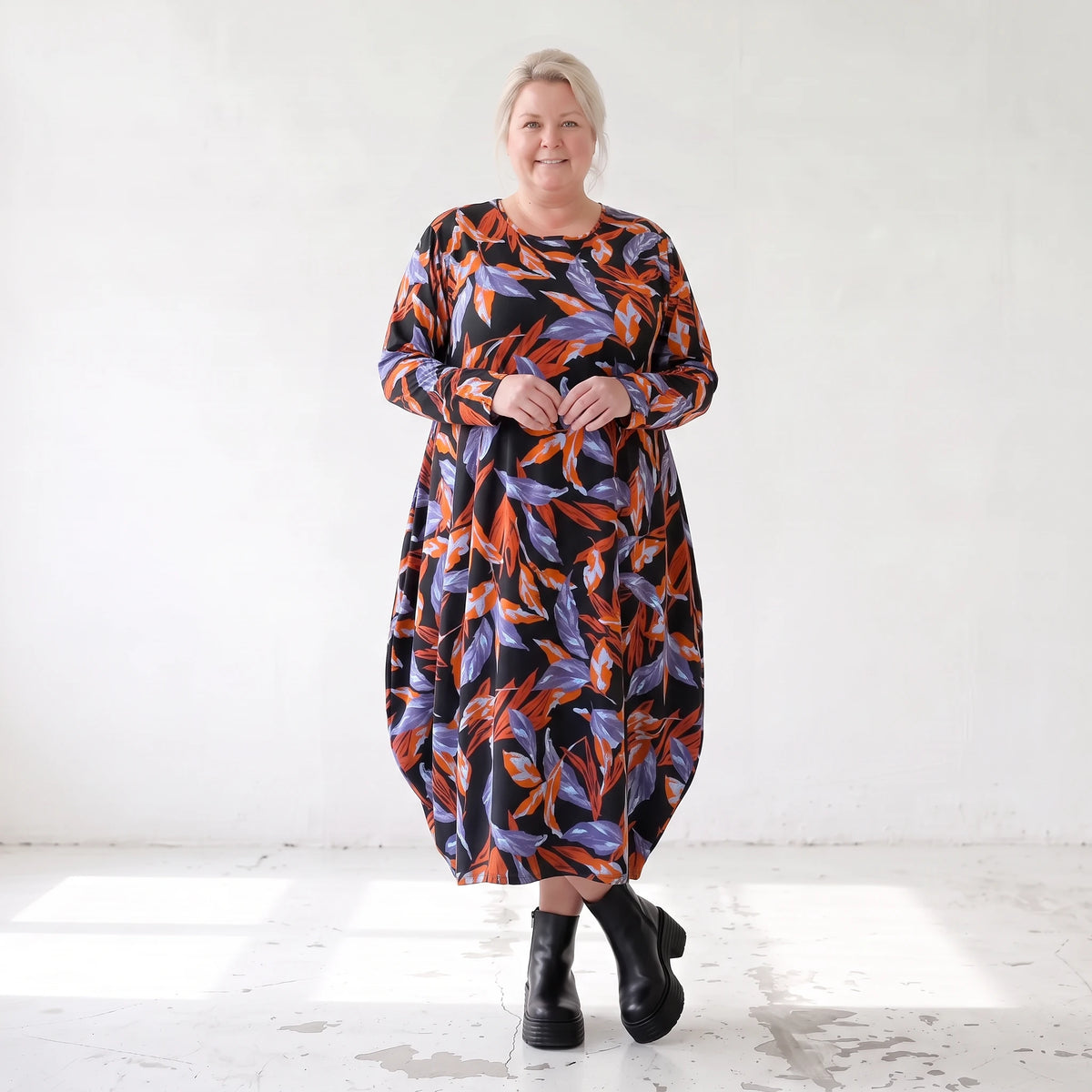 Weiches Romanitjerseykleid in Schwarz/Orange mit Ballonform Langarm Rundhalsausschnitt