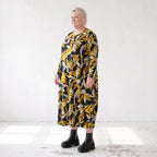 Ballonkleid aus Schwarz/Gelb Romanitjersey mit Langarm und weichem Rundhalsausschnitt