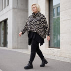 Flauschiger Winterpullover mit Rollkragen im kastigen Schnitt und seitlichen Schlitzen