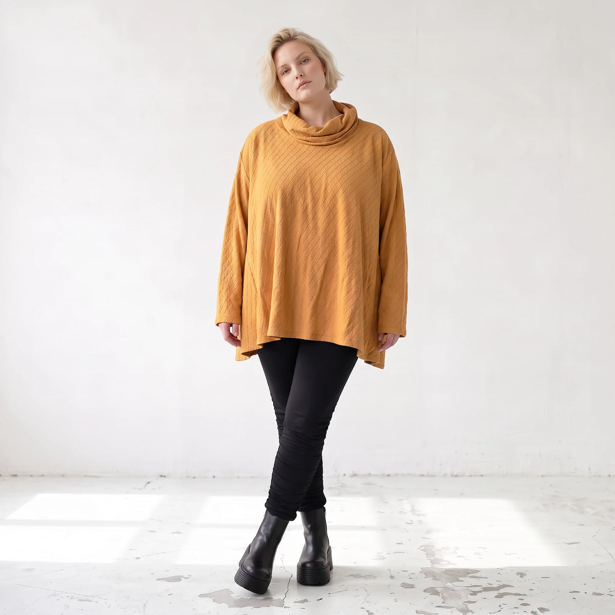 Kuscheliges Plüschshirt in Camel mit Rollkragen und schmeichelnder A-Linie Basic Look