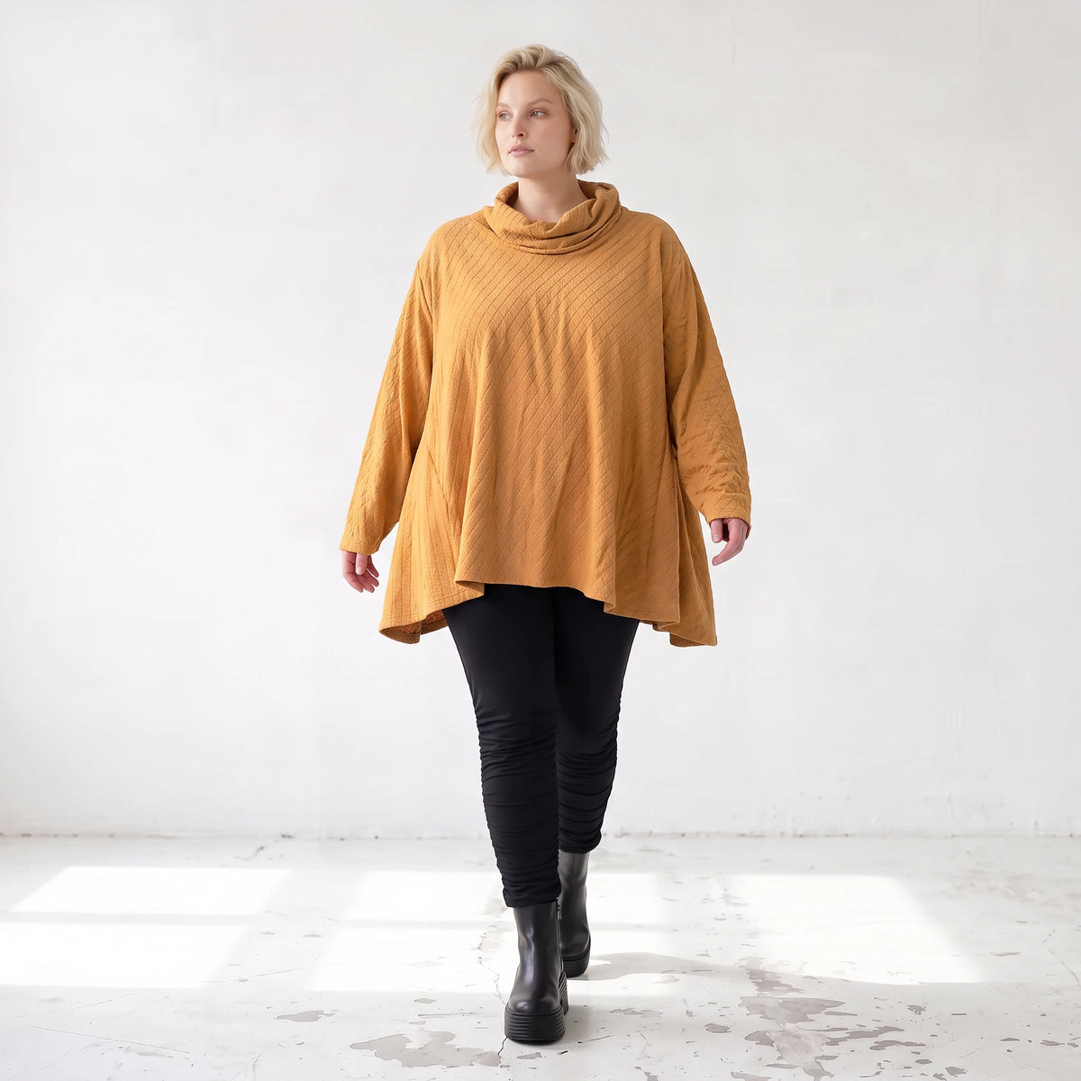 Kuscheliges Plüschshirt in Camel mit Rollkragen und schmeichelnder A-Linie Basic Look