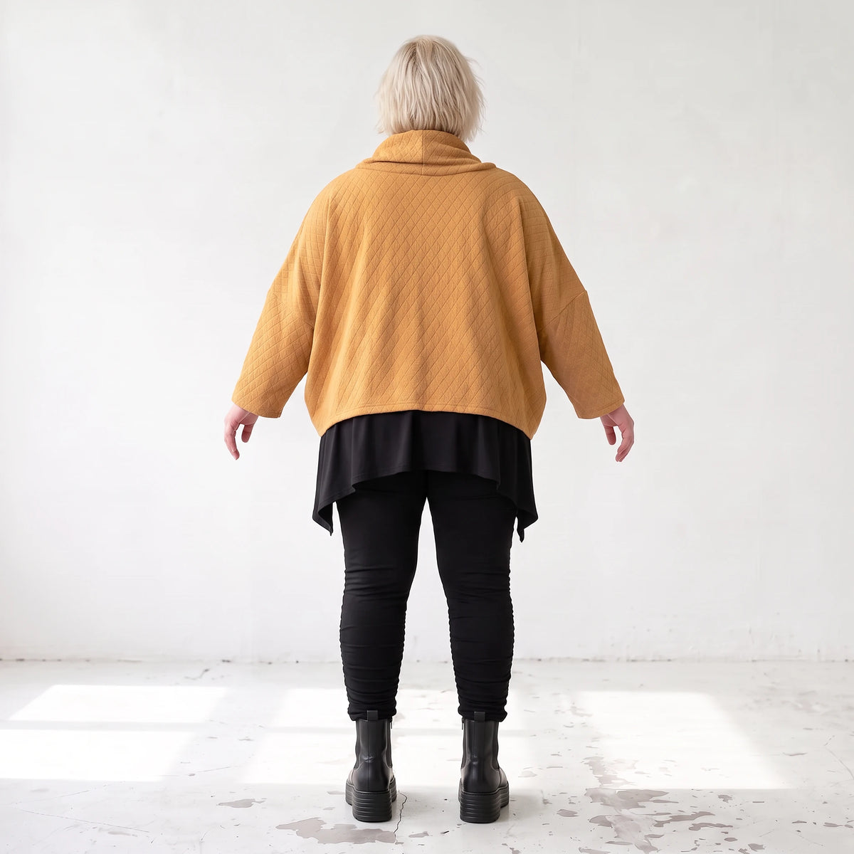 Plüschshirt mit Rollkragen in Creme weich warm mit kastiger Passform für den Winteralltag