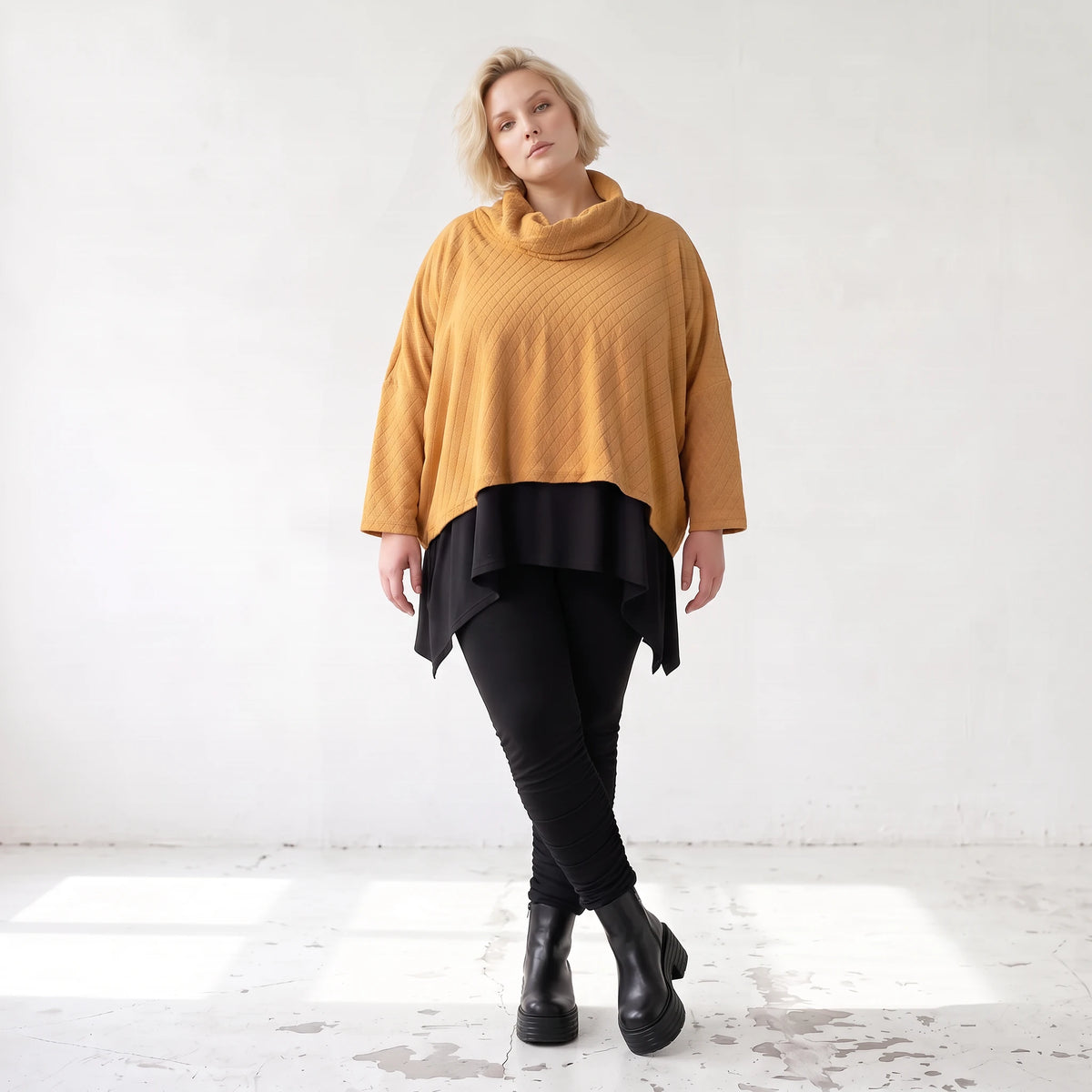 Plüschshirt mit Rollkragen in Creme weich warm mit kastiger Passform für den Winteralltag