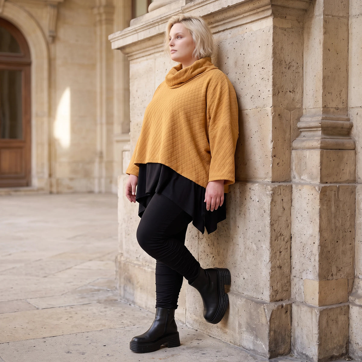 Plüschshirt mit Rollkragen in Creme weich warm mit kastiger Passform für den Winteralltag